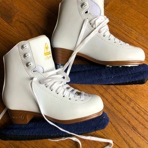 Girls size 3.5 barely used skates. Like new!